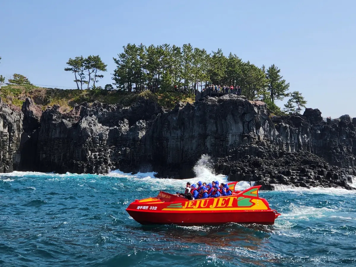 済州] 柱状節理の景色を眺めながら楽しむ、Jeju Jet パラセーリング