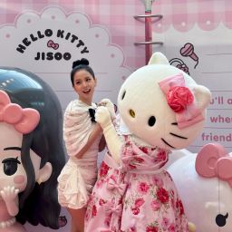 BLACKPINK JISOO ジス ハローキティ コラボ ダークグレー HELLO KITTY x JISOO 🎀 | NOL World (interpark global)