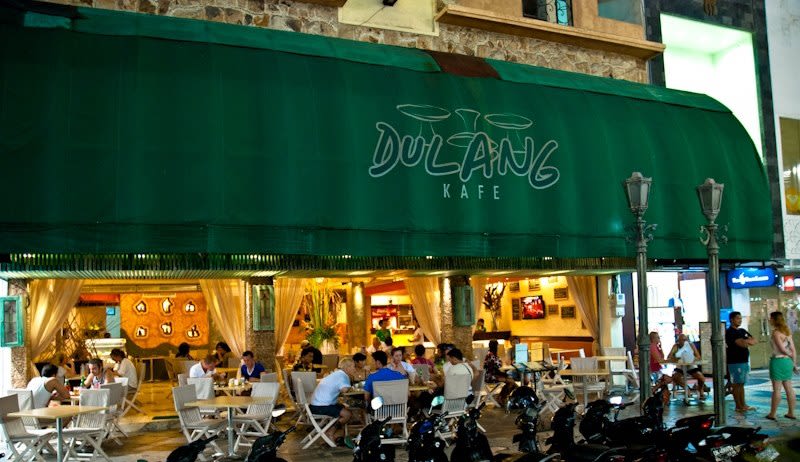 Dulang Kafe Kuta Square 臨街店面與綠色招牌