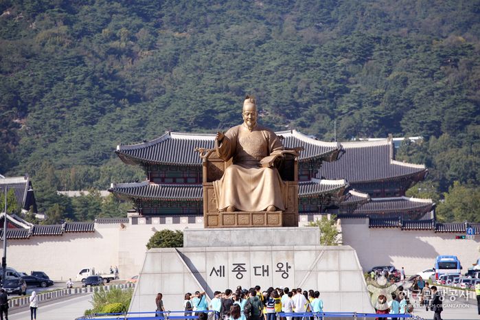 공연 전 광화문광장과 세종대왕 동상 인근 참고 이미지