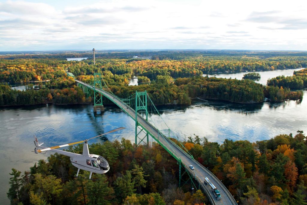 1000 Islands International Bridge는 세계에서 가장 긴 무방비 국경인 캐나다와 미국을 연결합니다.