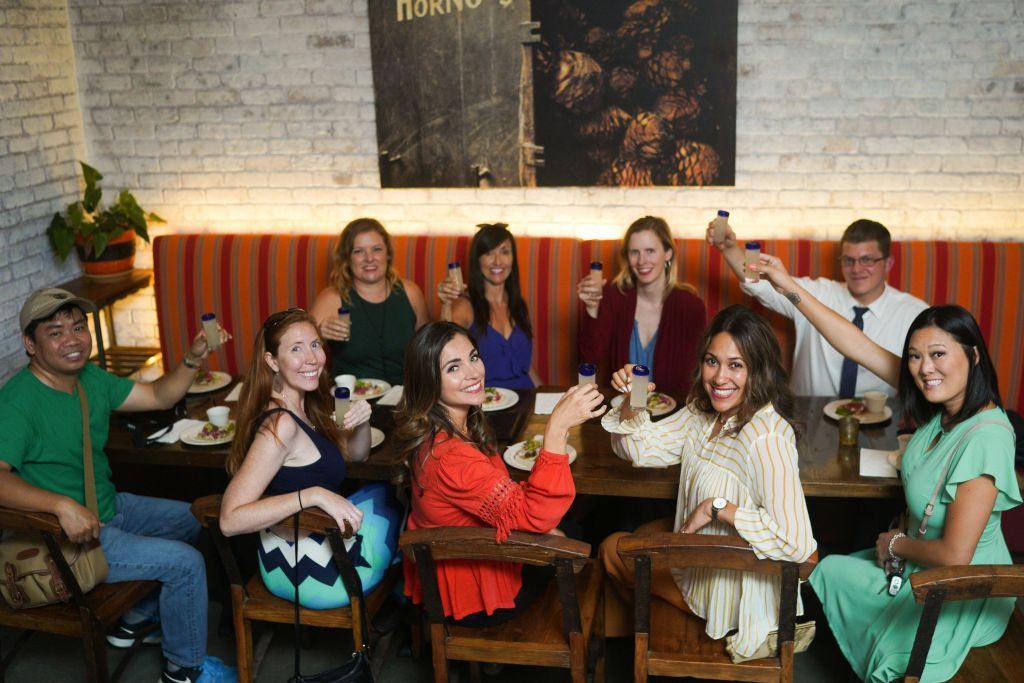 타코와 마가리타를 맛보는 행복한 게스트