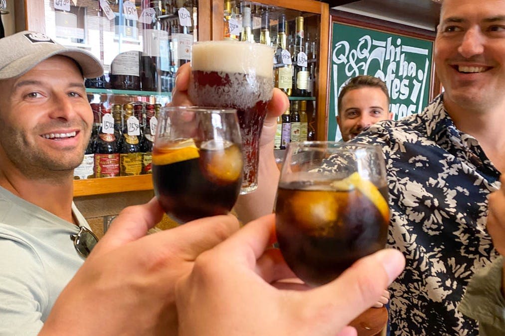 베르무트나 맥주 등 현지 음료 맛보기