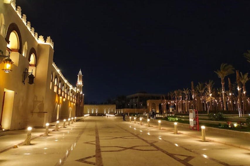 카이로의 역사를 알아보는 가이드 투어 - 이집트 최초의 모스크인 암르 이븐 알 아스 모스크와 그 문화적 중요성