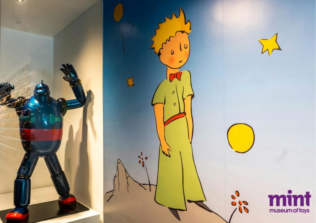 받침대에 놓인 로봇 조각상 옆에 있는 '어린왕자' 벽화.