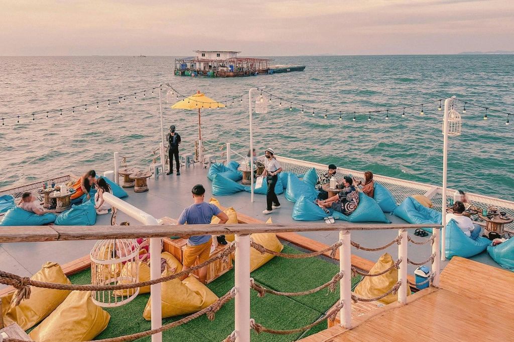 Relax in a comfortable atmosphere in the middle of the Pattaya Sea.