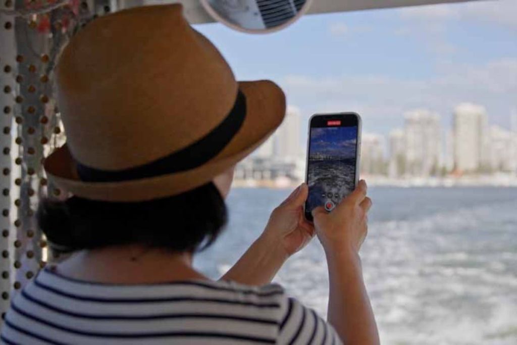 사진을 촬영하는 게스트