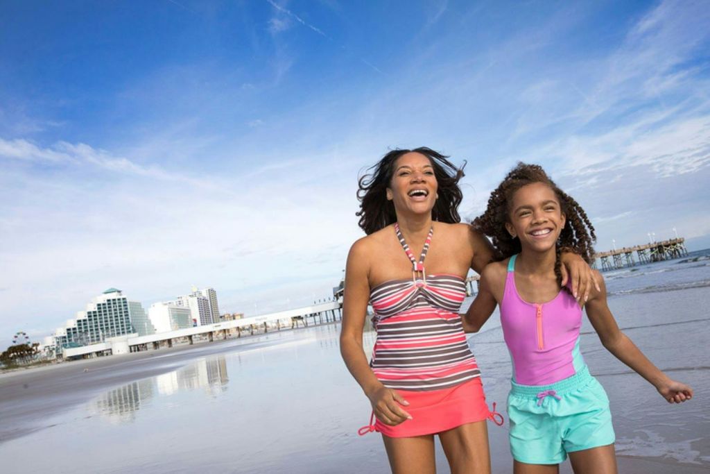 해변에서 가족과 즐거운 시간 보내기