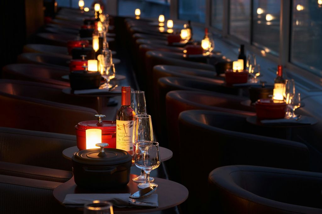 파리에서 디너 크루즈를 즐기며 무대에서 감상하는 파리 내부 풍경