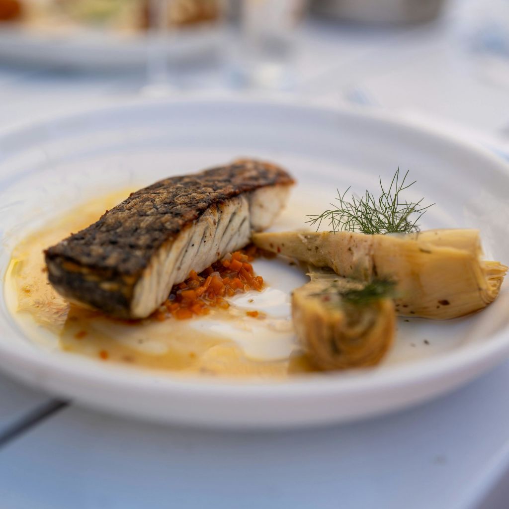 크루징 요트 클럽 레스토랑 정류장에서 제공되는 바라문디 요리