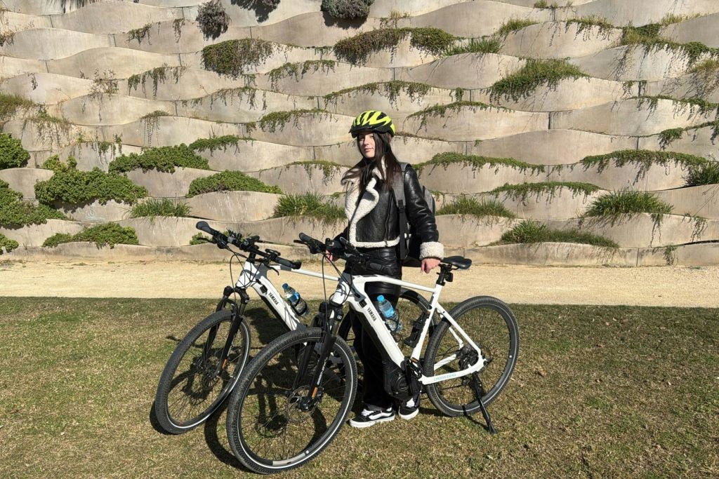 야마하 전동 자전거를 타고 발렌시아를 둘러보세요. 이 자전거는 120km의 높은 자율성으로 장거리 여행에 이상적입니다.