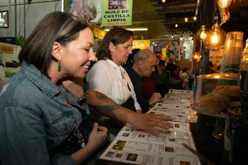 멕시코의 활기 넘치는 현지 음식 가판대에서 메뉴를 맛보는 게스트.