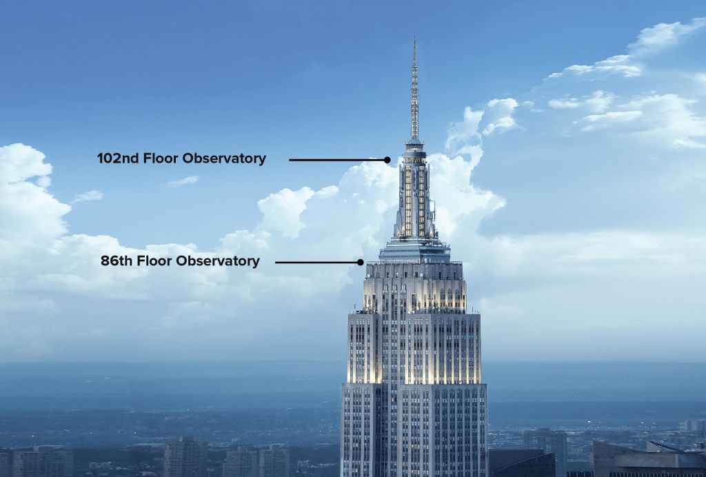 102층과 86층에 있는 천문대가 있는 높은 마천루로, 부분적으로 흐린 푸른 하늘에 맞닿아 있습니다.