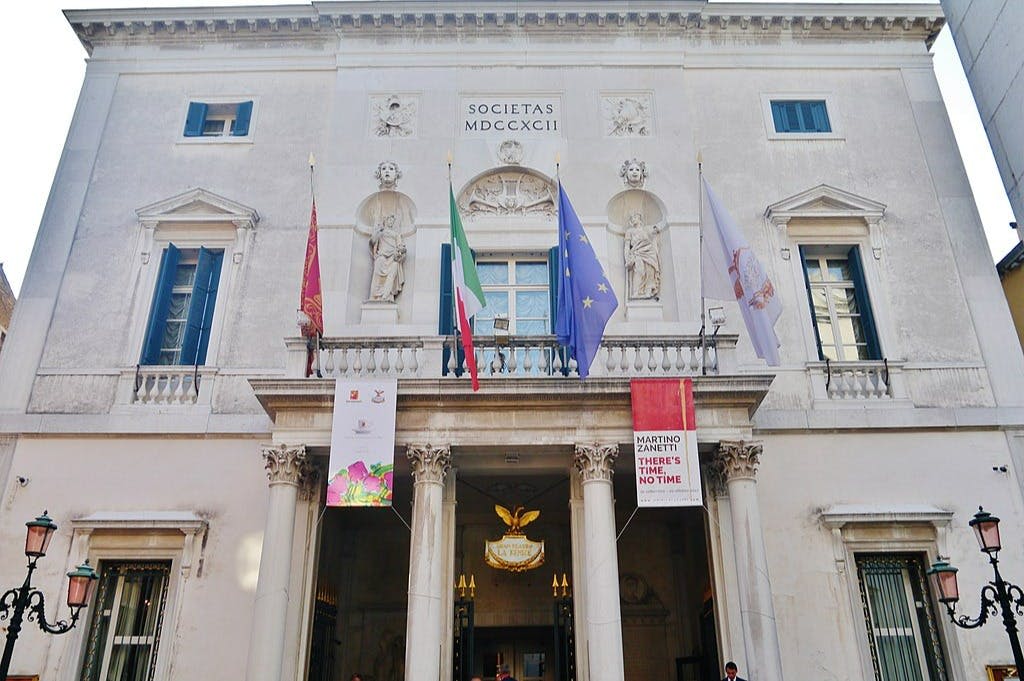 공급업체의 사진에서 대기 중