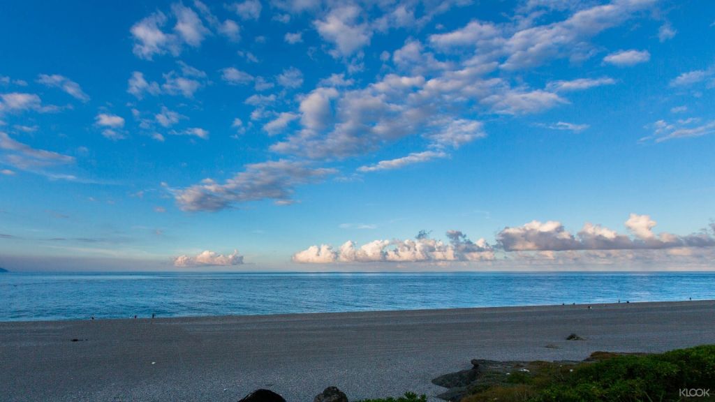 화롄(Hualien)의 특별한 전망을 위해 치싱탄 해변(Qixingtan Beach)을 방문하세요.