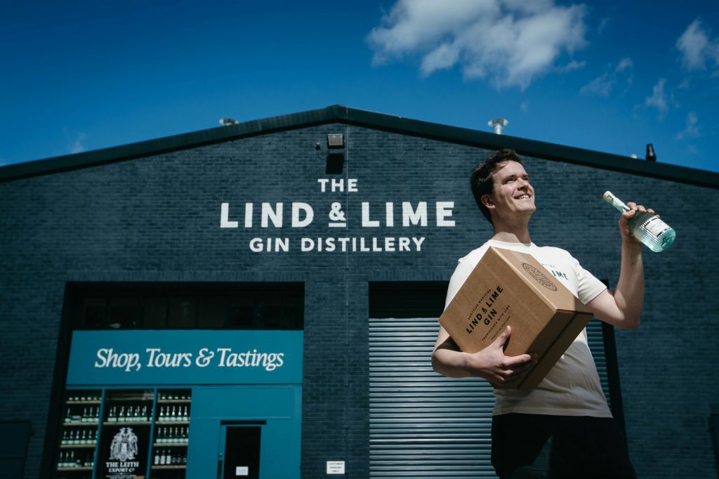 리스에 있는 린드 & 라임 진 증류소 외부의 공동 설립자 이안