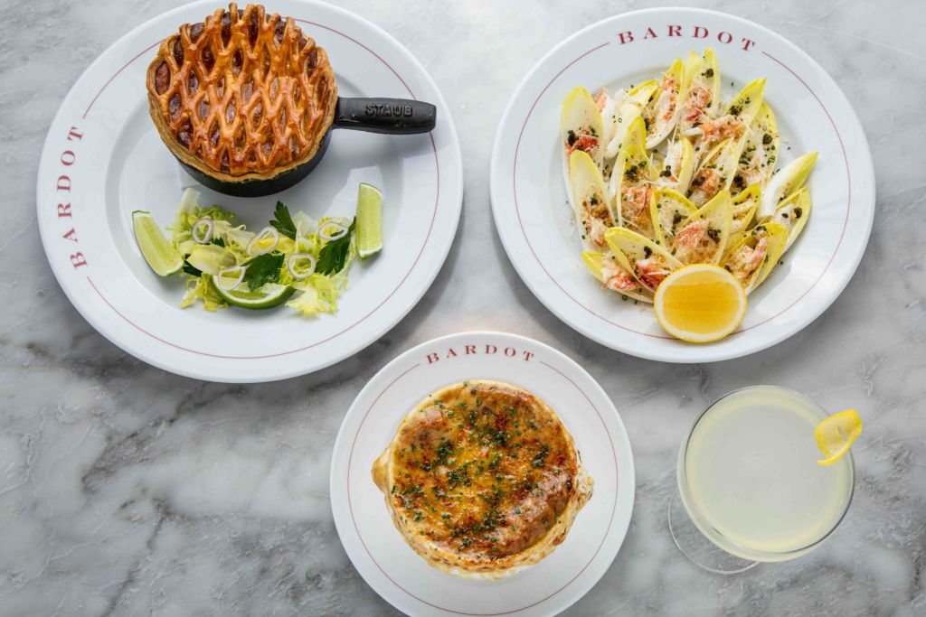 맛있는 음식과 네온 불빛