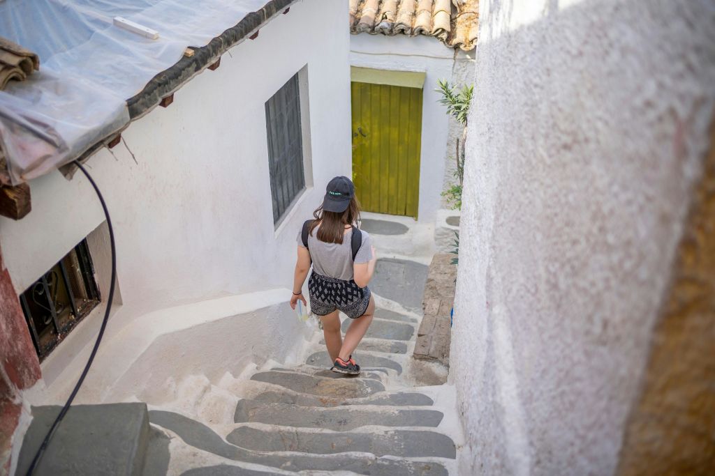 아크로폴리스 주변의 좁은 거리를 배회하는 방문객.