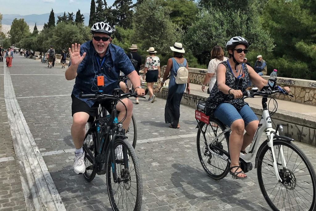 Thission 지역에서 흥분한 승객이 다가오고 있습니다.