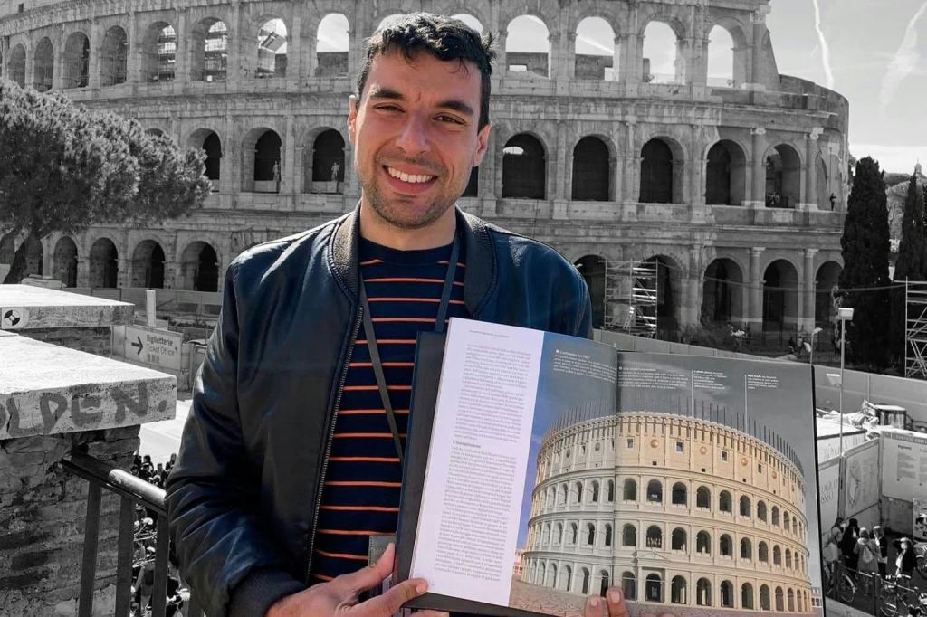 가이드는 또한 기념물의 그래픽 재구성을 사용합니다.