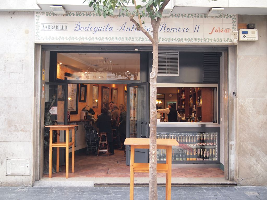 소박하고 편안한 분위기로 가볍게 들르기 좋다.