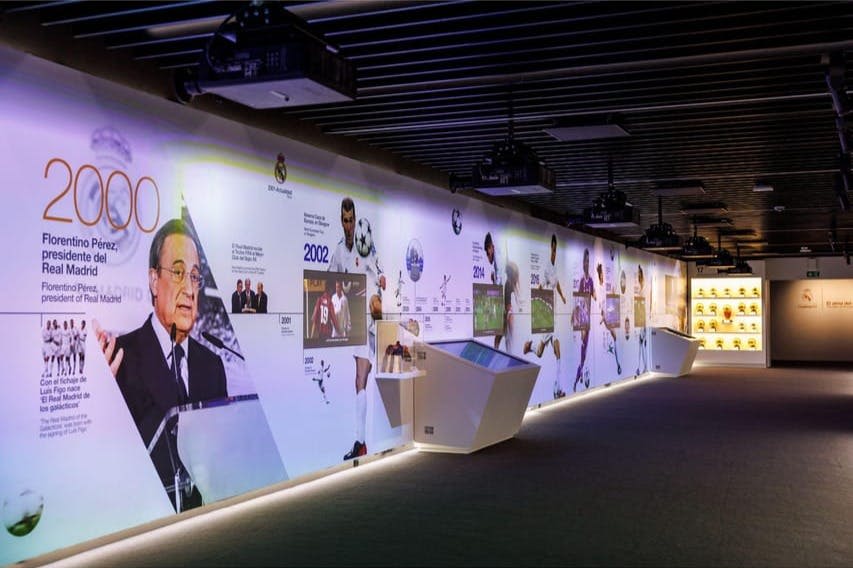 피렌체 페레즈의 이미지, 텍스트 및 기념품과 레알 마드리드 역사상 중요한 사건이 담긴 벽면 디스플레이.