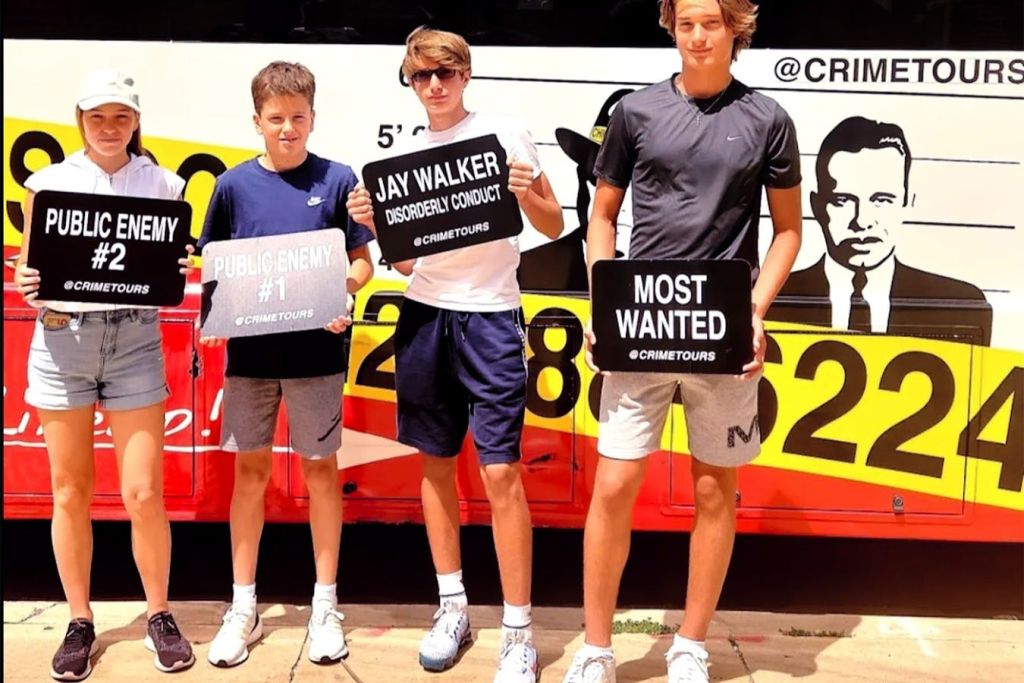 범죄 투어 머그샷 사진 촬영을 위해 줄을 서세요!