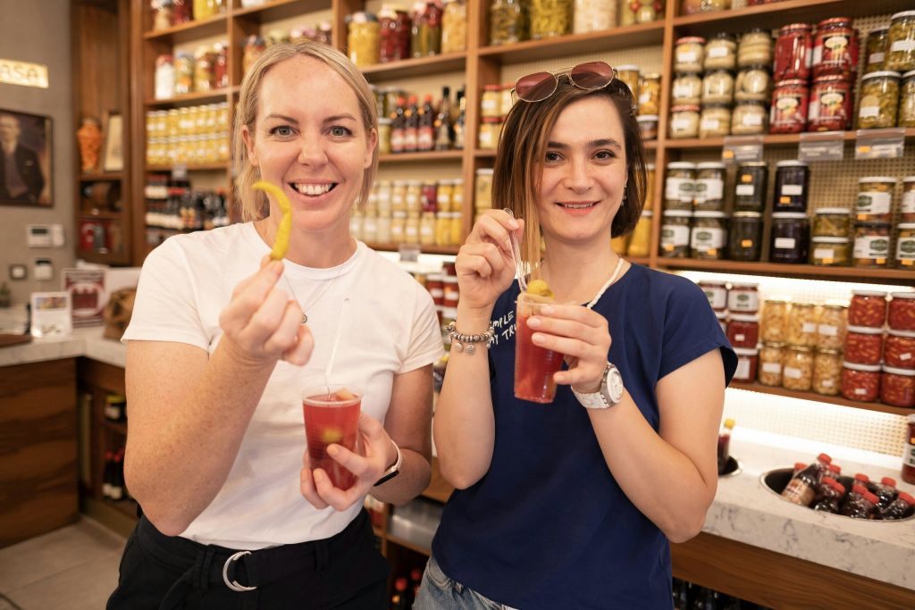 현지 음식 가게에서 음식을 맛보는 미식가 게스트