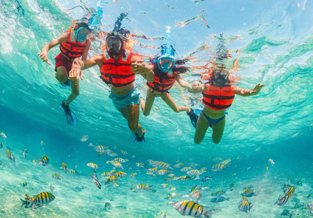 스노클링과 지속 가능한 마스크 착용
