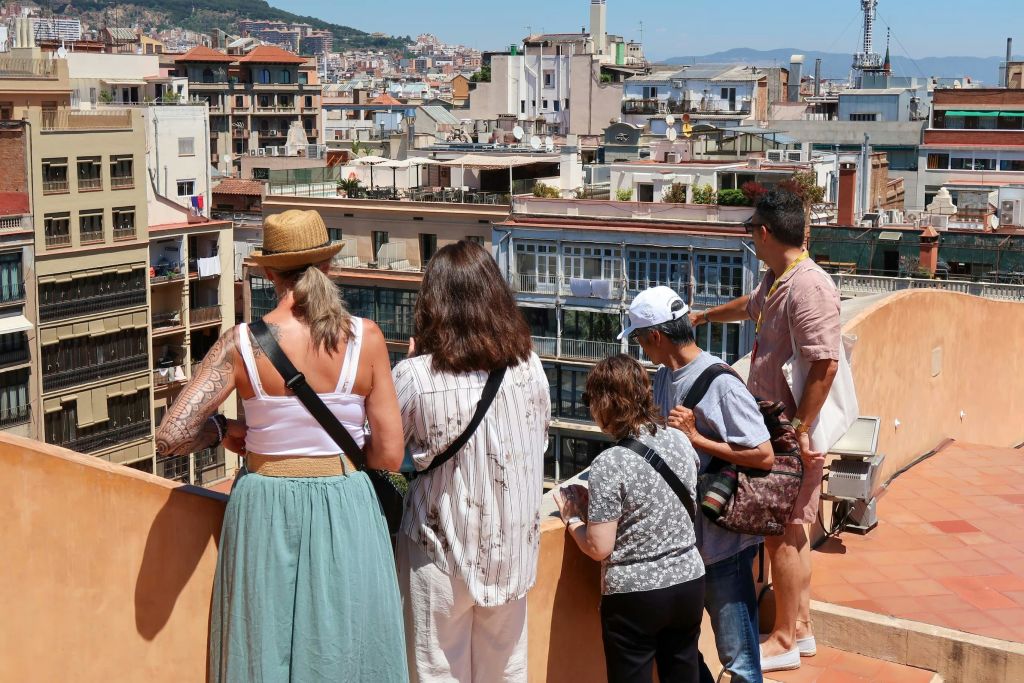 다채로운 스카이라인을 자랑하는 카사 밀라 (Casa Mila) 의 옥상 테라스에서 바르셀로나의 파노라마 전망을 감상할 수 있습니다.