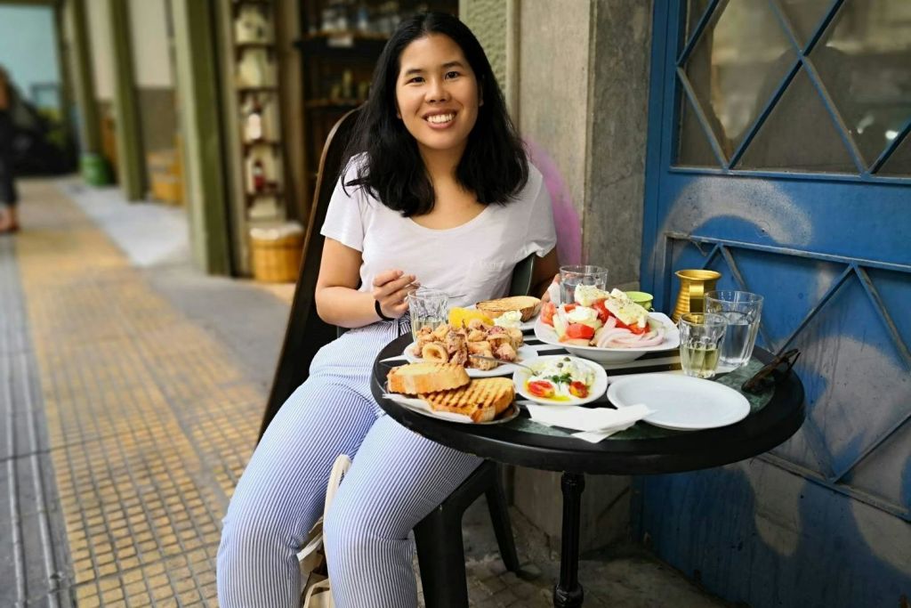 그리스식 샐러드와 칼라마리 튀김 맛보기