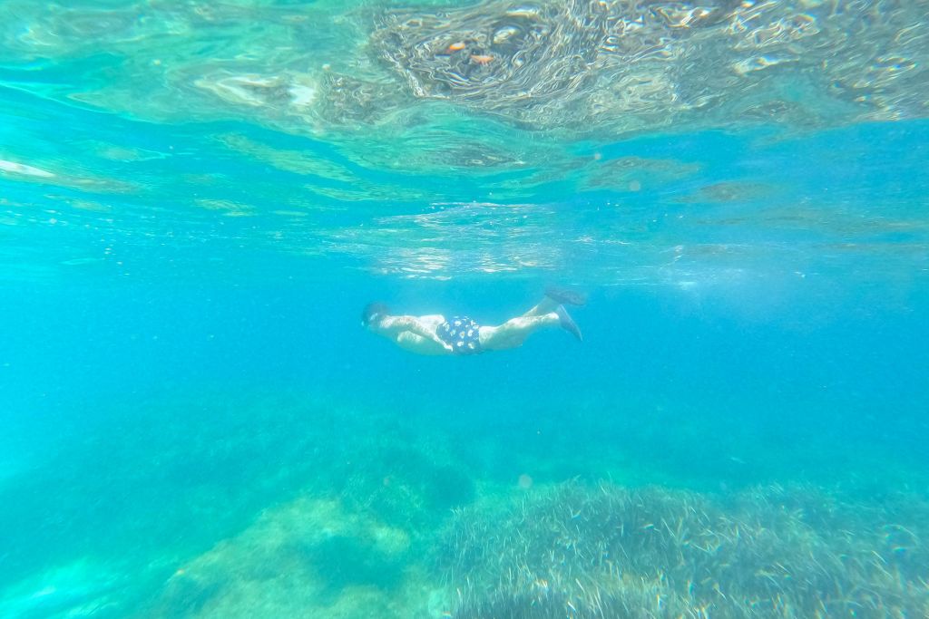 마요르카 남쪽 지역의 바다 동굴을 둘러보는 카약 투어. 수영, 스노클링, 간식을 즐길 수 있는 경유지입니다.