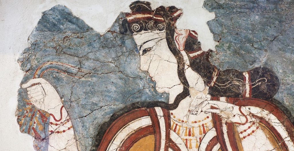 화려하고 낡은 배경에 정교한 머리카락과 보석을 가진 여성의 측면 프로필을 묘사한 조각난 고대 벽화.