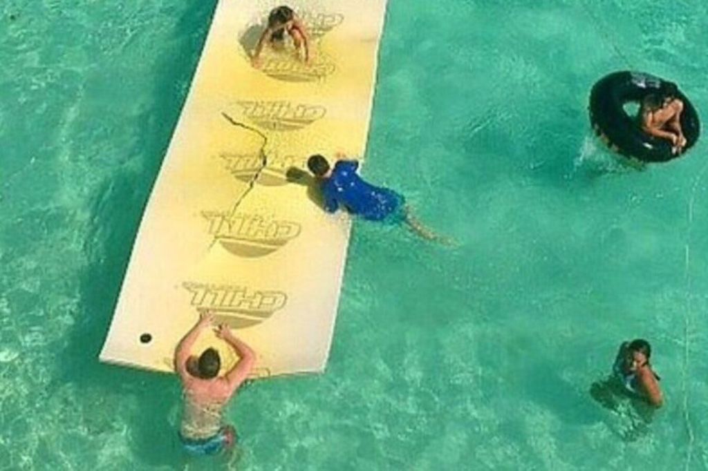 물놀이 장난감이 가득한 이 장면은 친구들이 햇살에 흠뻑 젖을 때 기쁨을 발산합니다. 물가에서 평온한 즐거움을 느낄 수 있는 생동감 넘치는 순간이죠.