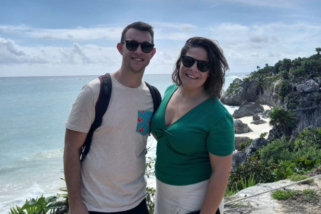 툴룸에서 즐기는 커플 여행