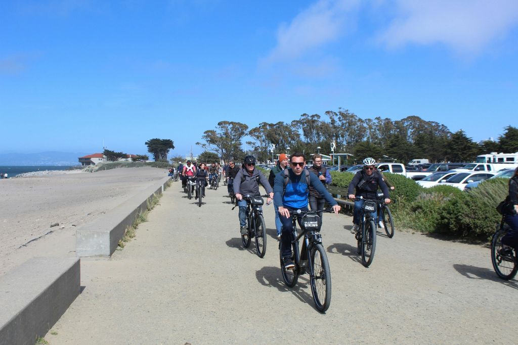 Los jinetes disfrutan del camino hacia el Puente Golden Gate.