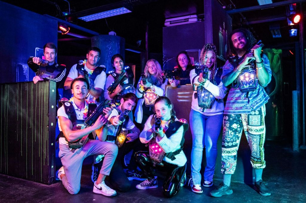 Lasertag - 우정 (및 생존) 의 궁극적인 테스트.