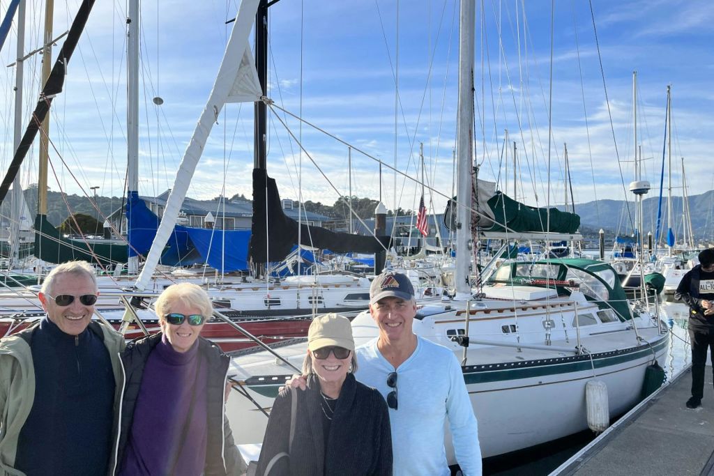 선착장에서 단체 사진 촬영하기