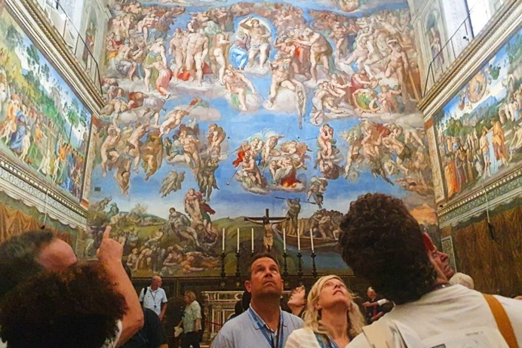 시스티나 성당에서 아담의 창조와 최후의 심판을 포함한 미켈란젤로의 걸작들을 감상하세요
