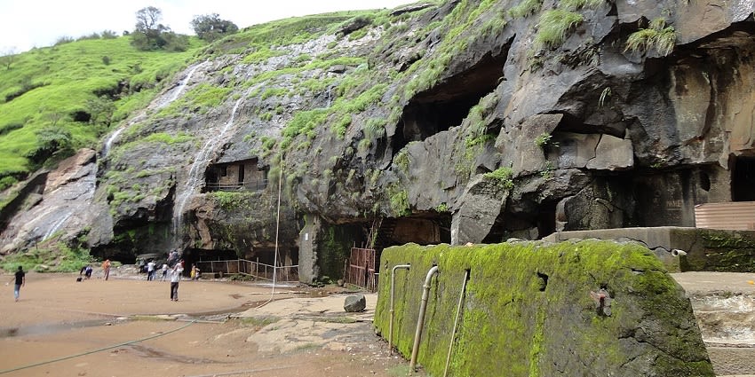 바위에 새겨진 저수조를 발견하고 고대 기술을 만나보세요.