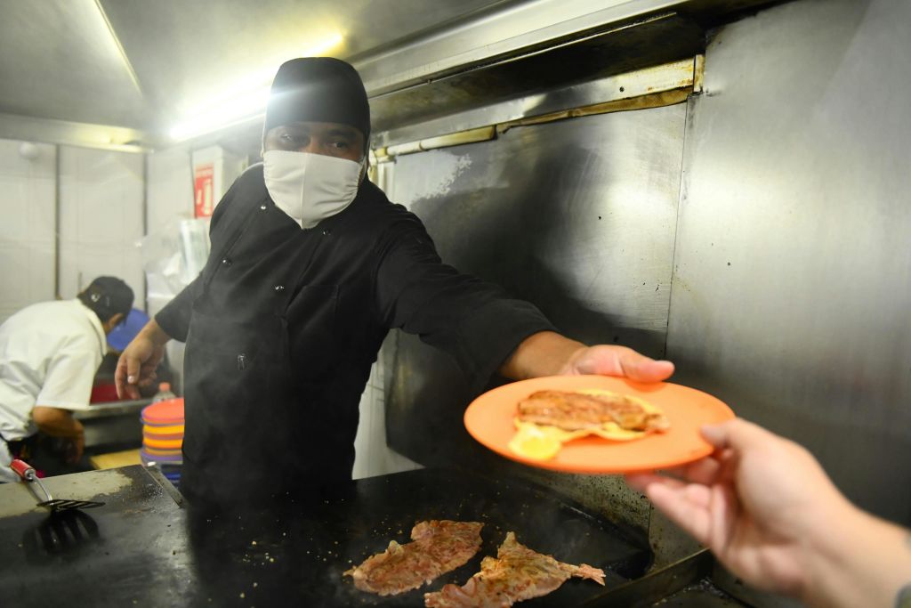 안심 타코를 다루는 타코 메이커