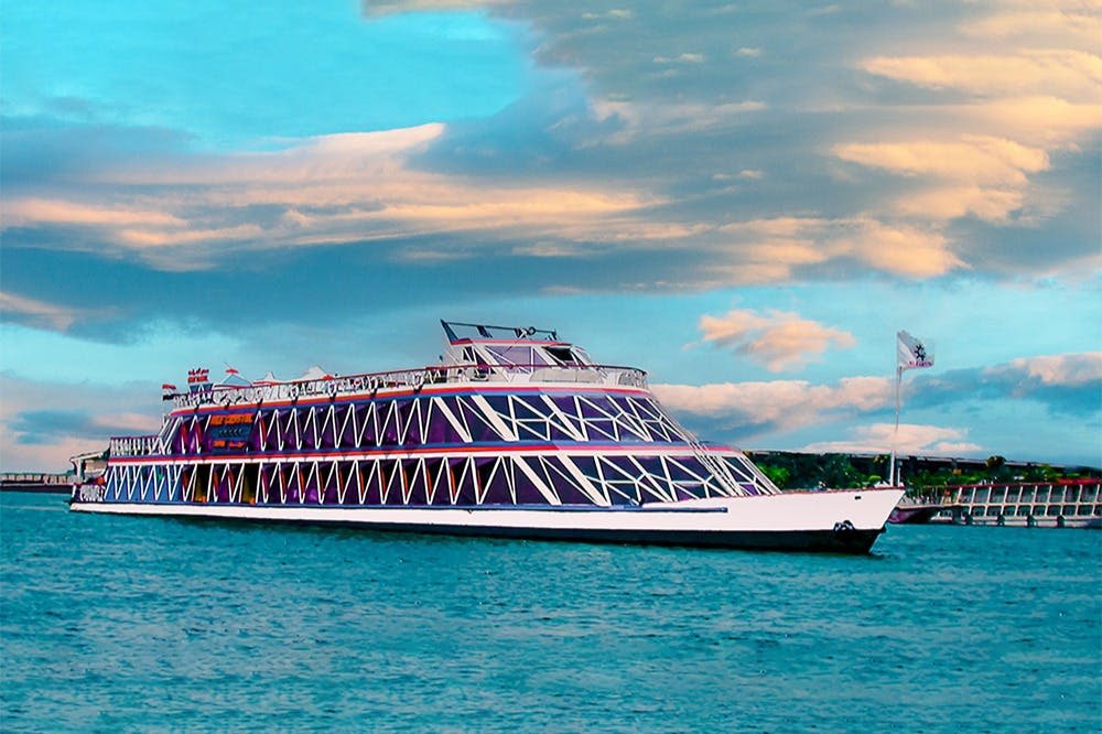 카이로의 나일강에서 즐기는 디너 크루즈는 저녁 시간을 보내는 멋진 방법입니다.