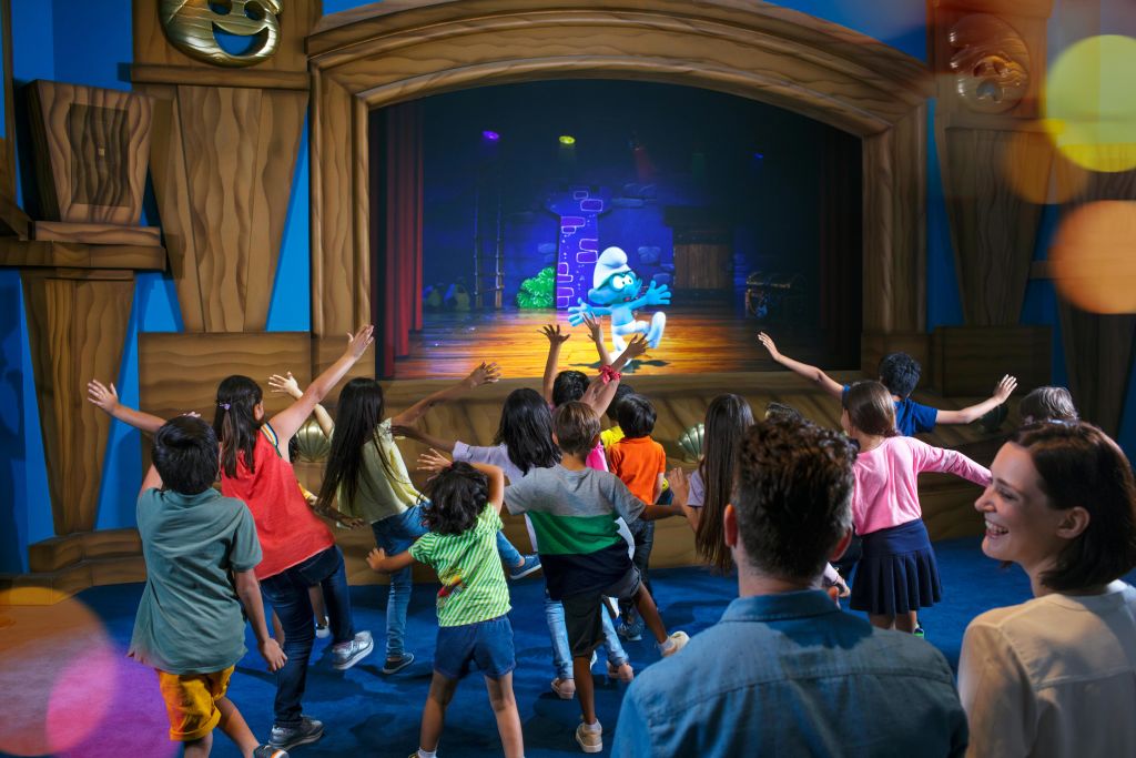 아이들이 무대에서 춤추는 스머프를 흉내내며 어른들이 보고 웃는 동안 다채로운 공연이 펼쳐집니다.