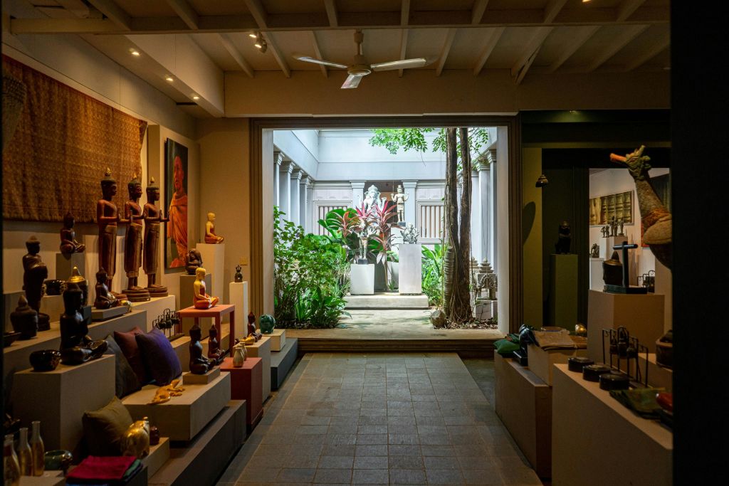 Theam 's Gallery는 현장에서 제작된 모든 작품을 전시하는 전문적인 전시실을 포함하는 예술 공간입니다.