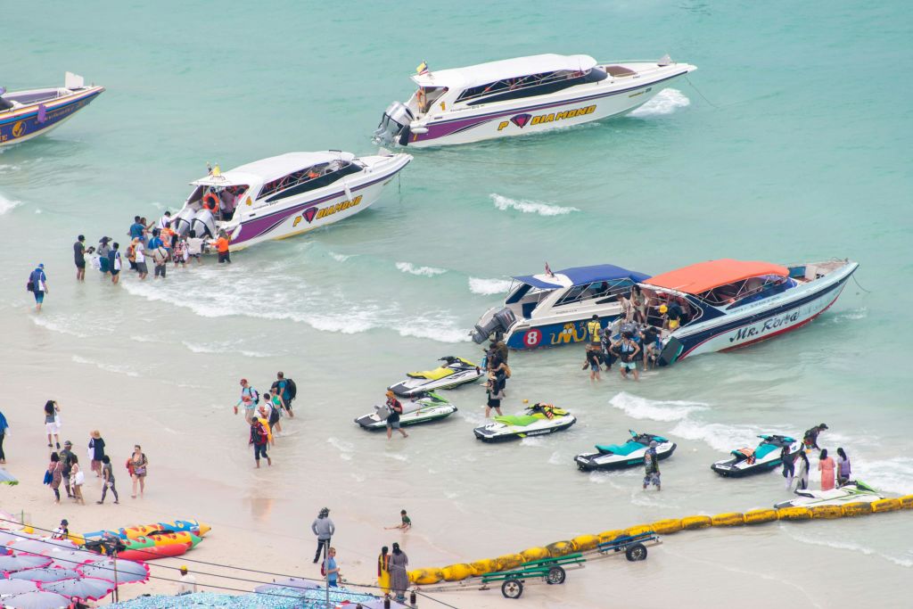 청록색 바다에서 수영하거나, 활기찬 해양생물 사이에서 스노클링을 즐기거나, 해변 스포츠를 즐기거나, 해안에서 휴식을 취해보세요.