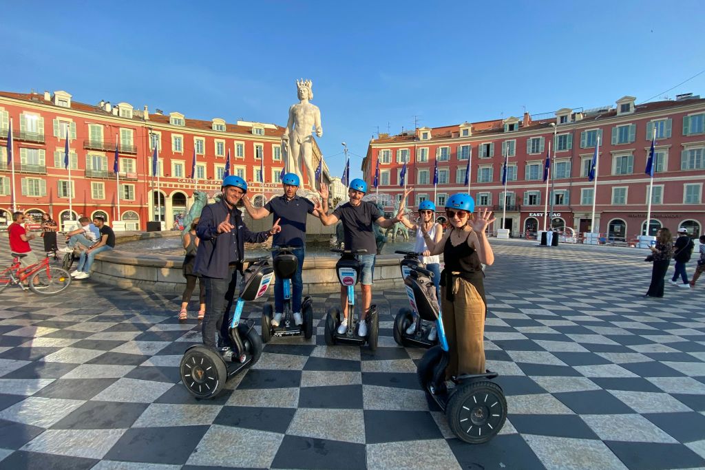 니스에서 가장 큰 광장인 마세나 광장에서 산책을 즐겨보세요.
