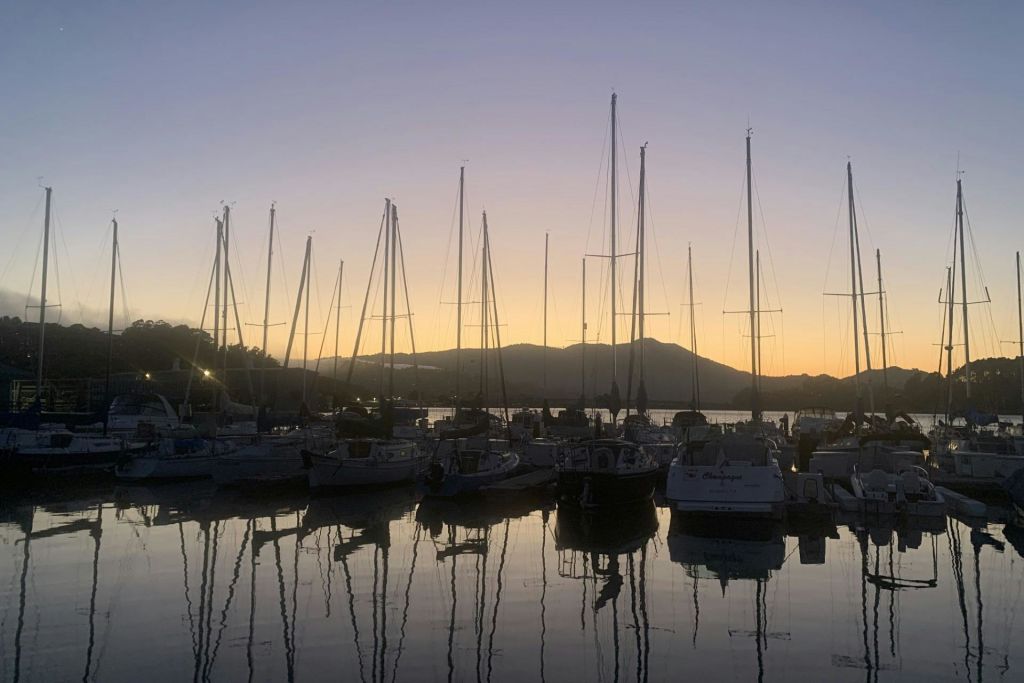 정박지에서 고요한 저녁 노을이 지고 있습니다.