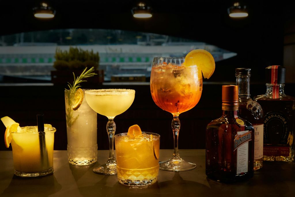 파리 센강에서 즐기는 디너 크루즈 칵테일 메뉴