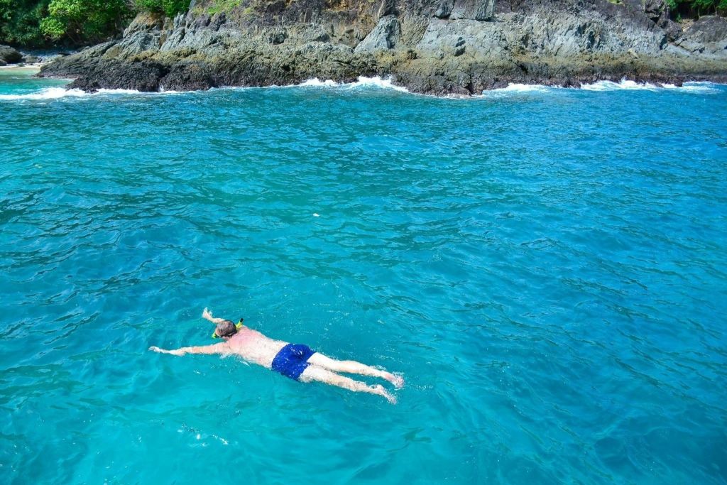 풍부한 산호초와 장난기 넘치는 물고기가 모든 스노클러를 맞이합니다.