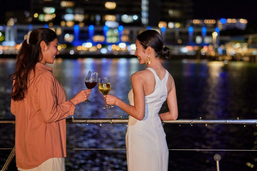 스피릿 오브 케언즈 갑판에서 술을 마시는 여성들